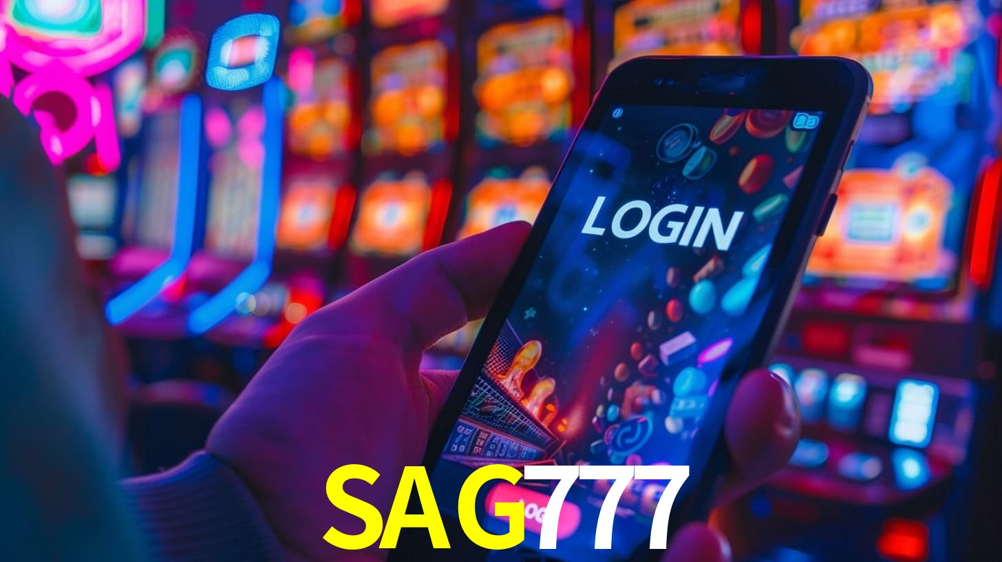 Escena dinámica inspirada en casino con iluminación SAG777, cartas, fichas e íconos de juegos digitales en un espacio moderno de juegos.